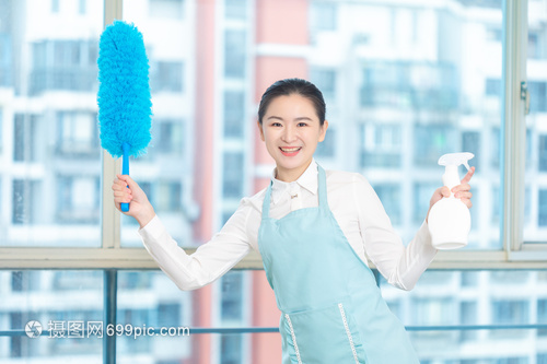 手執(zhí)撣子，拂塵生輝 專業(yè)家政保潔員的形象與服務(wù)